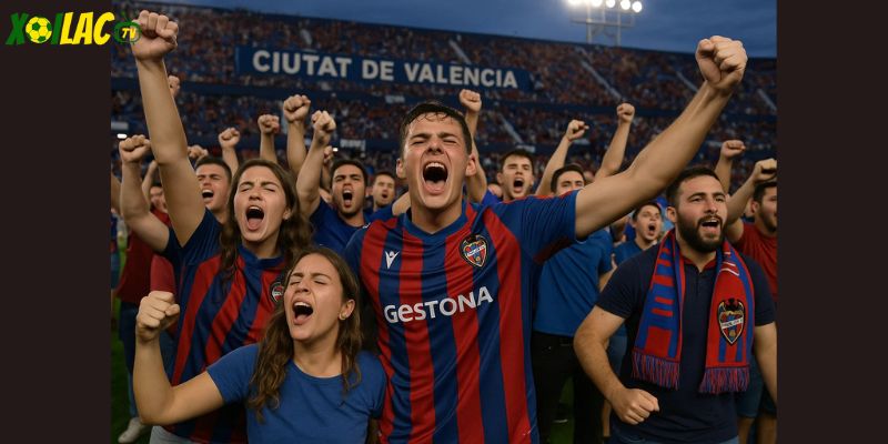 Người hâm mộ ăn mừng khi Barça ngược dòng thắng Levante tại Ciutat de València.